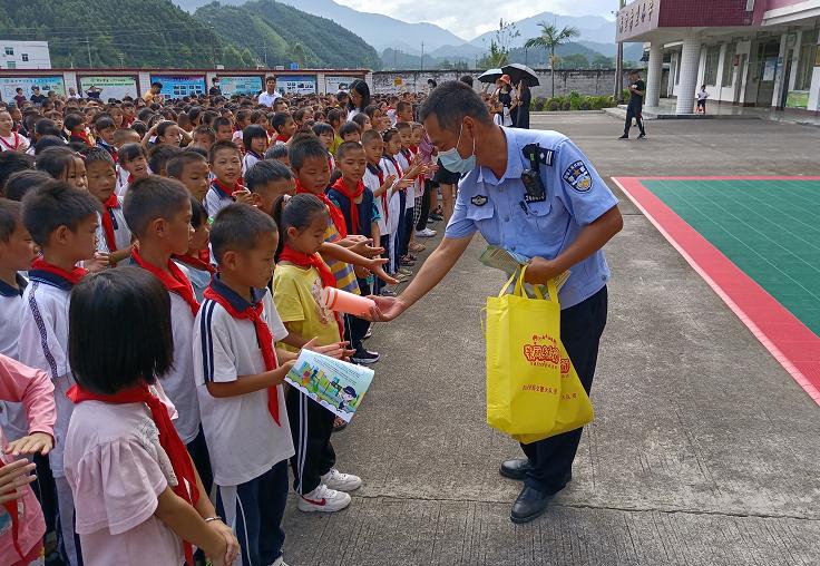 连山壮族瑶族自治县小学领导最新概览